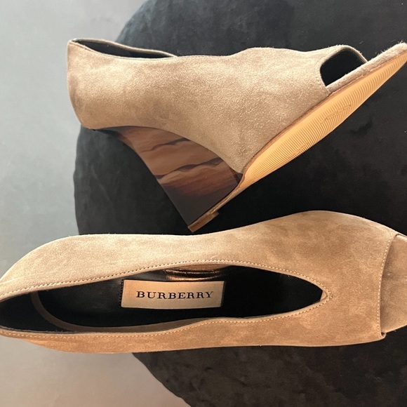 🎉HOST PICK 🎉 Burberry Shoes - STUNNING ARTWORK - Picture 7 of 7